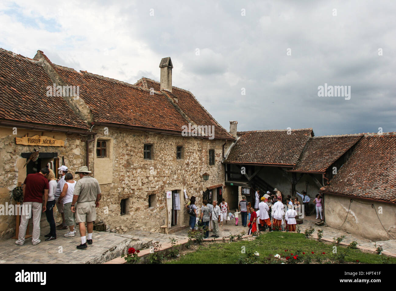 Rasnov, Rumania, Julio 4, 2009: Los turistas que visitan la fortaleza medieval Rasnov, condado de Brasov, Rumania. Foto de stock