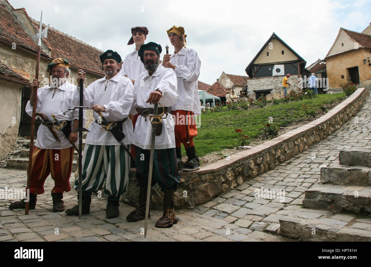 Rasnov, Rumania, 4 de julio de 2009: un grupo de guías vestidas en trajes medievales plantea en el interior de la fortaleza medieval de Rasnov, condado de Brasov, Rumania Foto de stock