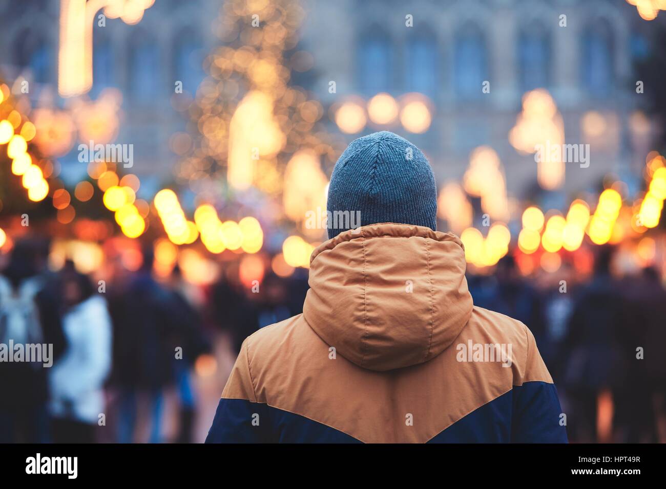 Joven en el mercado navideño de Viena, Austria Foto de stock