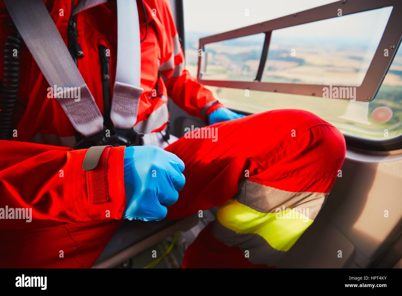 Alarma para el servicio de salvamento aéreo. Doctor se está preparando en el helicóptero del servicio médico de emergencia. - El enfoque selectivo en la guantera Foto de stock