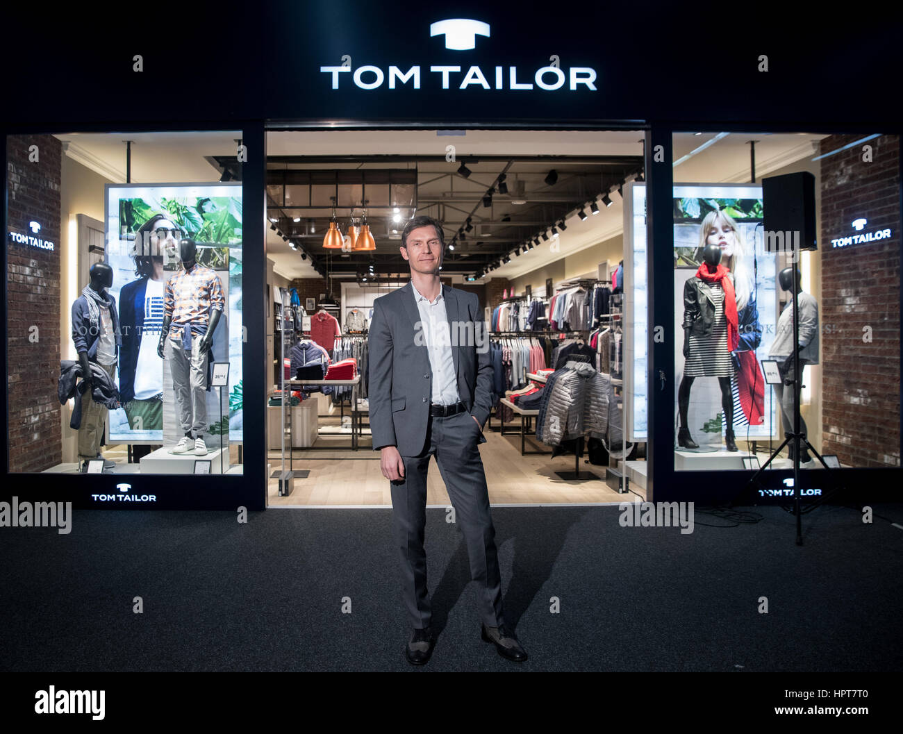 Heiko Schaefer, presidente interino de la compañía de moda Tom Tailor, está  delante de un show store en la sede en Hamburgo, Alemania, el 22 de febrero  de 2017. La firma de