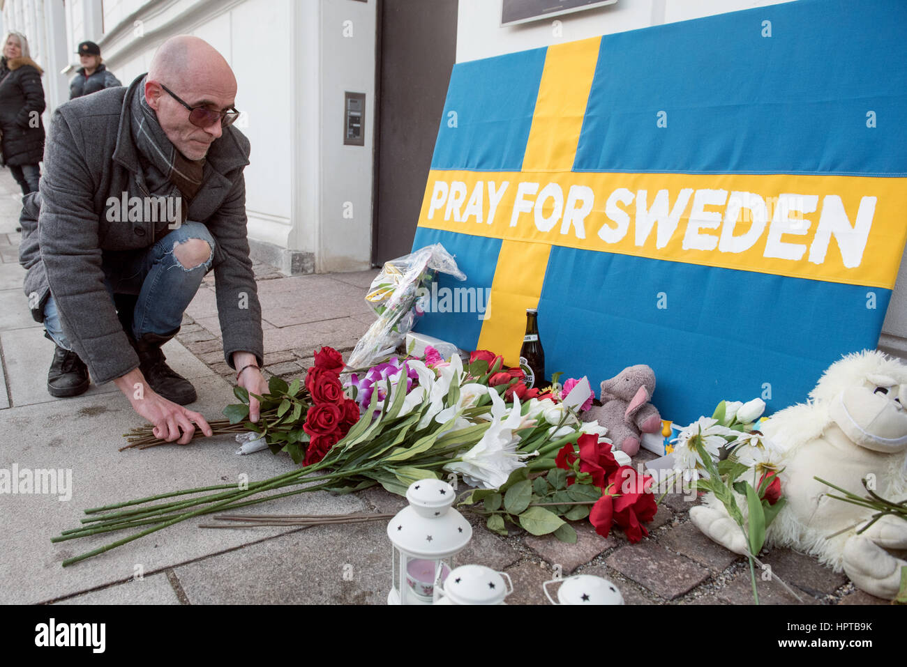 Se estima que más de 100 personas se reunieron fuera de la Embajada de Suecia en Copenhague, para participar en un simulacro de memorial para demostrar solidaridad con Suecia, a través de un evento que nunca ocurrió. La semana pasada el presidente de EEUU, Donald Trump, dijo: "Mire lo que sucedió anoche en Suecia", durante un discurso condenando la inmigración musulmana en los países occidentales. Desconcertado suecos argumentaron que la noche en cuestión fue tranquilo. Para resaltar el error, el artista danés Artpusher poniendo las flores (en la foto), organizó un simulacro de vigilia. Foto de stock