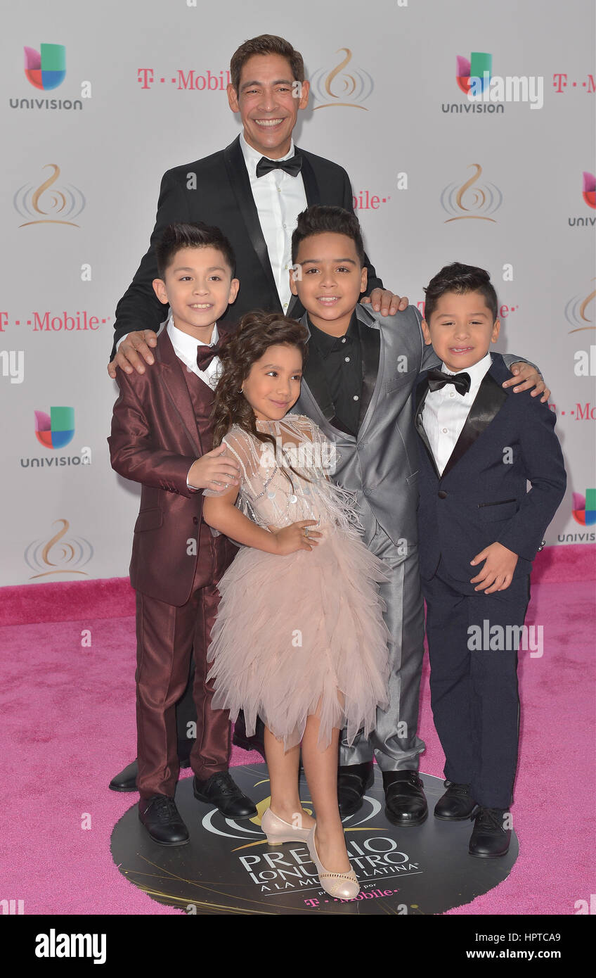 MIAMI, FL - 23 DE FEBRERO: Johnny Lozada y Peque Flow asisten a la 29ª  edición de Univision del Premio lo nuestro A la Música Latina en el  American Airlines Arena el