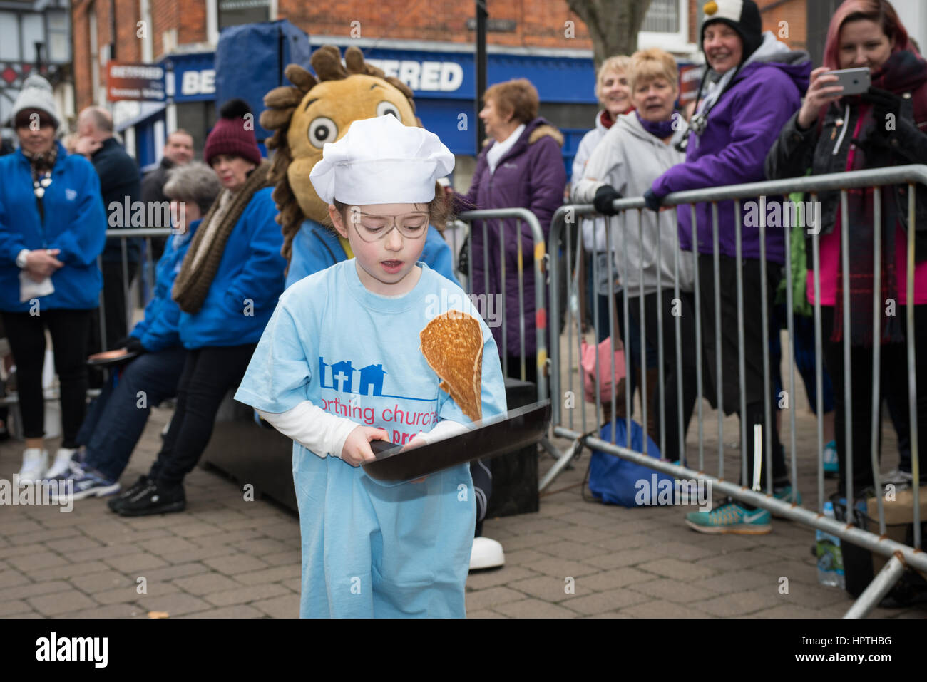 Littlehampton, West Sussex, Reino Unido. 25 Feb, 2017. Organizado por el Ayuntamiento de Littlehampton, el Pancake olimpiadas se celebra cada año en la ciudad y recauda dinero para obras de caridad. En la Foto: Una niña toma parte en el evento voltear panqueques. Crédito: Scott Ramsey/Alamy Live News Foto de stock