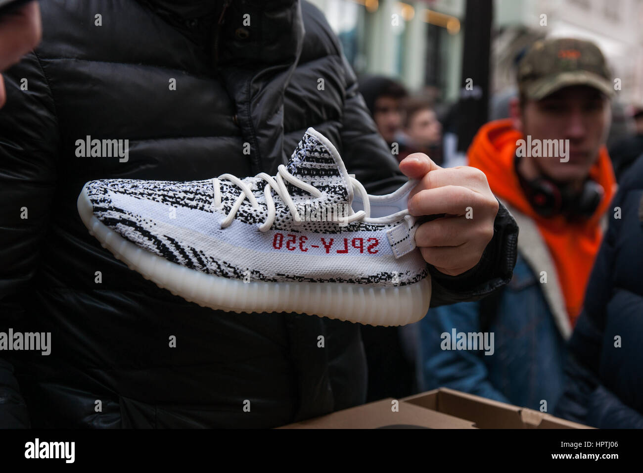 Yeezy boost running shoe fotografías e imágenes de alta resolución Alamy