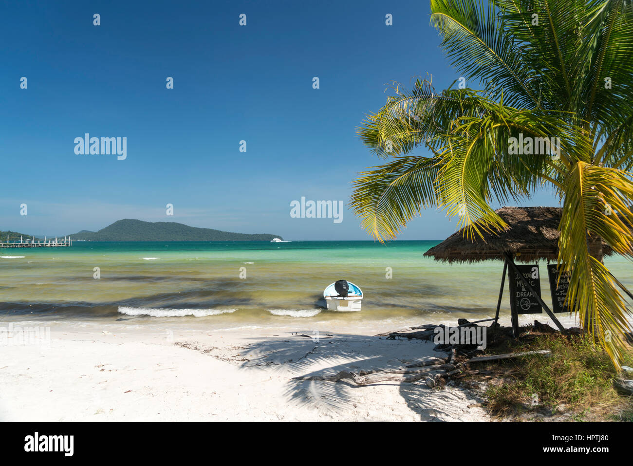 Camboya, Koh Rong, Sanloem sarracenos, bahía de playa con palmeras y lanchas amarrados Foto de stock