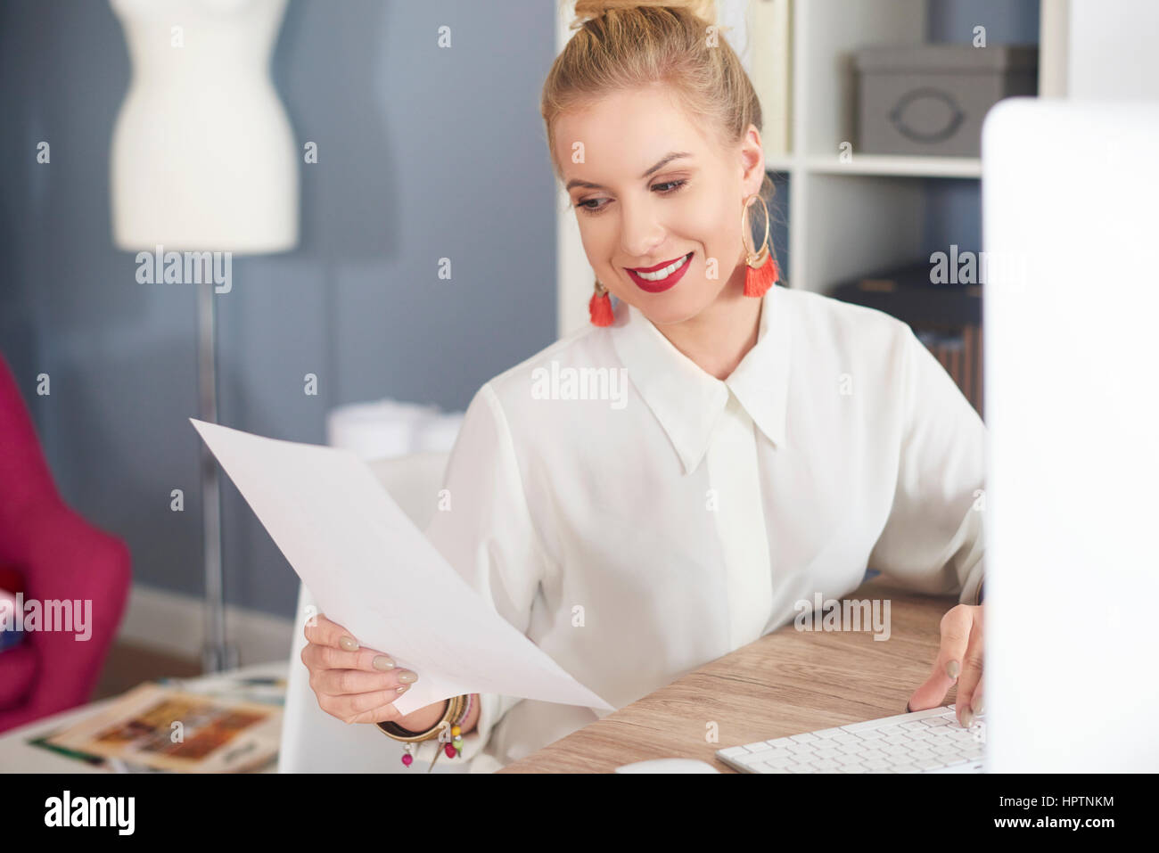 Mujer controlar todos los detalles de los documentos Foto de stock
