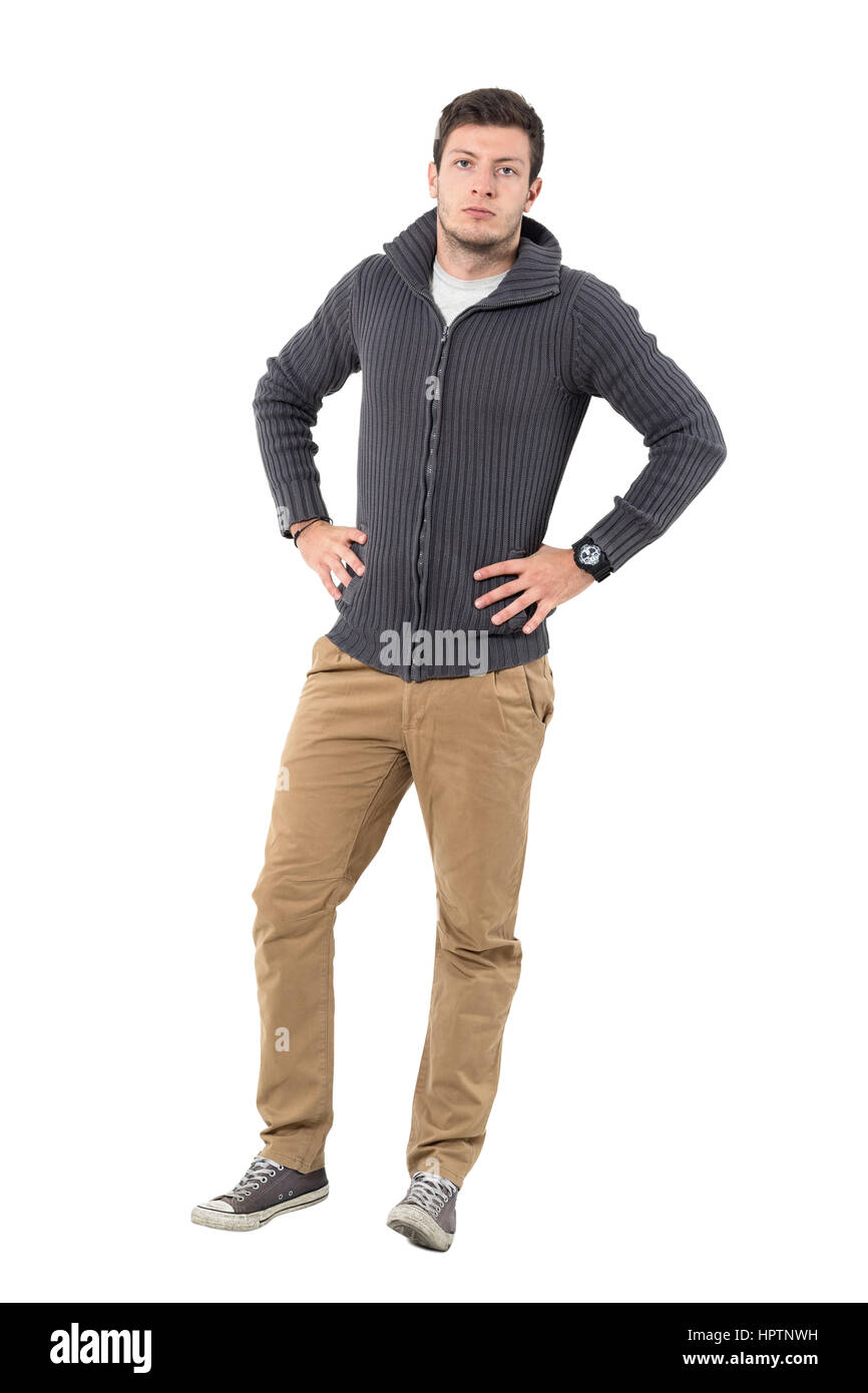Seguro joven apuesto hombre vestido con sudadera de cremallera