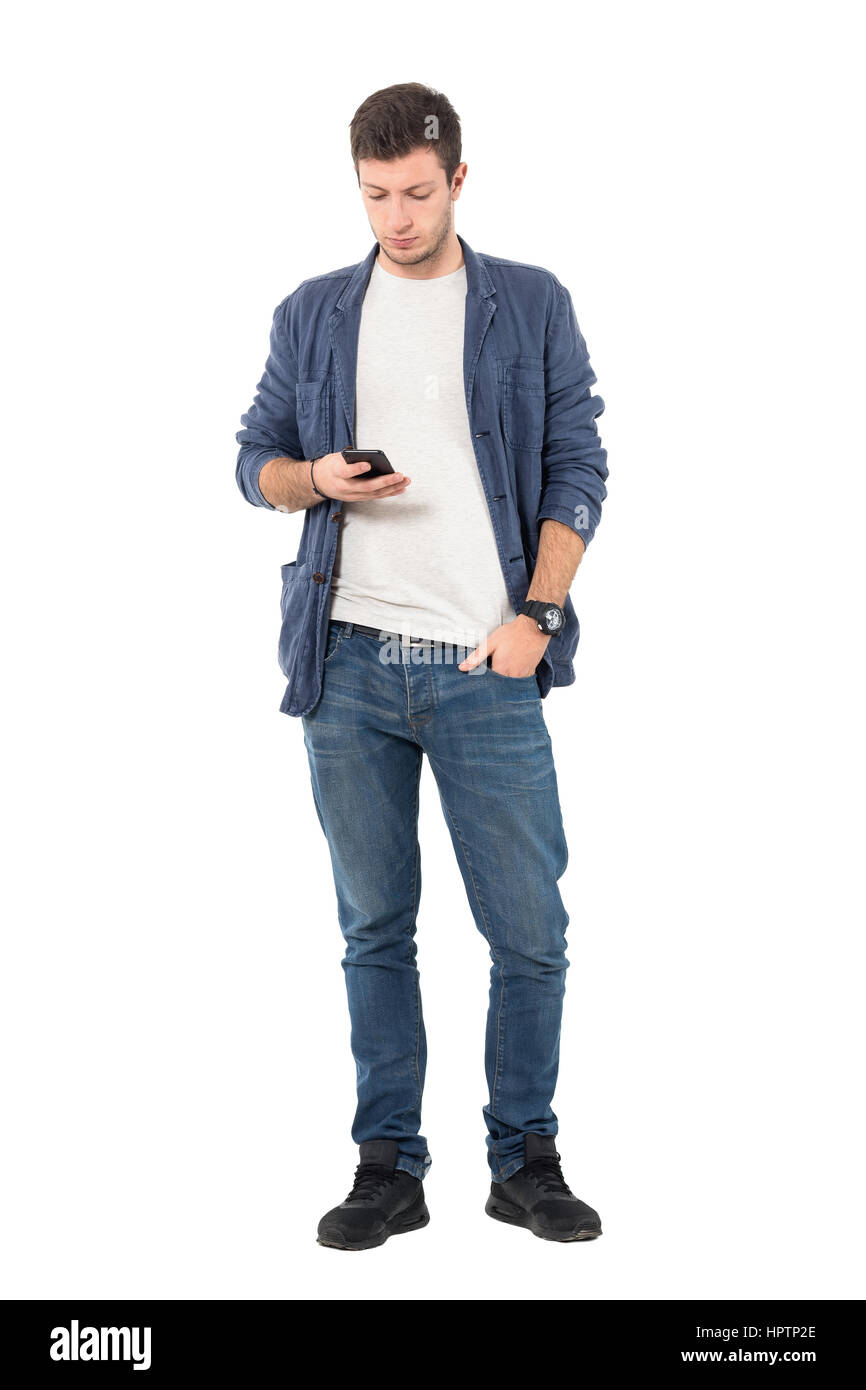 Relajado joven hombre casual en jeans camisa y pantalones vaqueros Escribir  mensaje en el teléfono celular. Longitud de cuerpo completo retrato aislado  sobre fondo blanco Fotografía de stock - Alamy