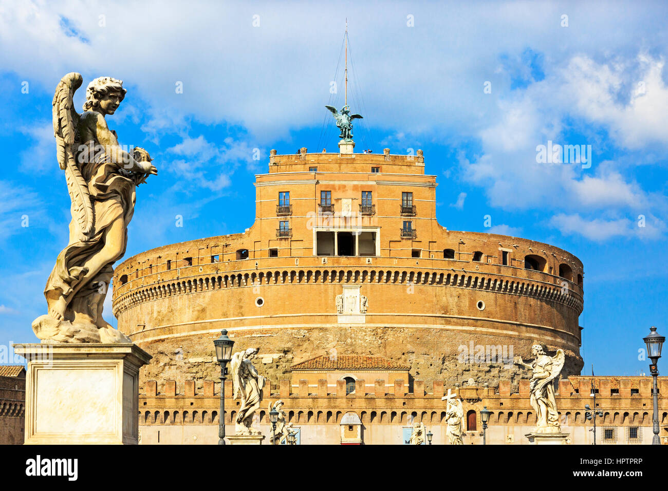 Ángeles en el Ponte Sant'Angelo enmarcando el Castillo Sant'Angelo, en el parco del distrito de Adriano, Roma, Italia Foto de stock