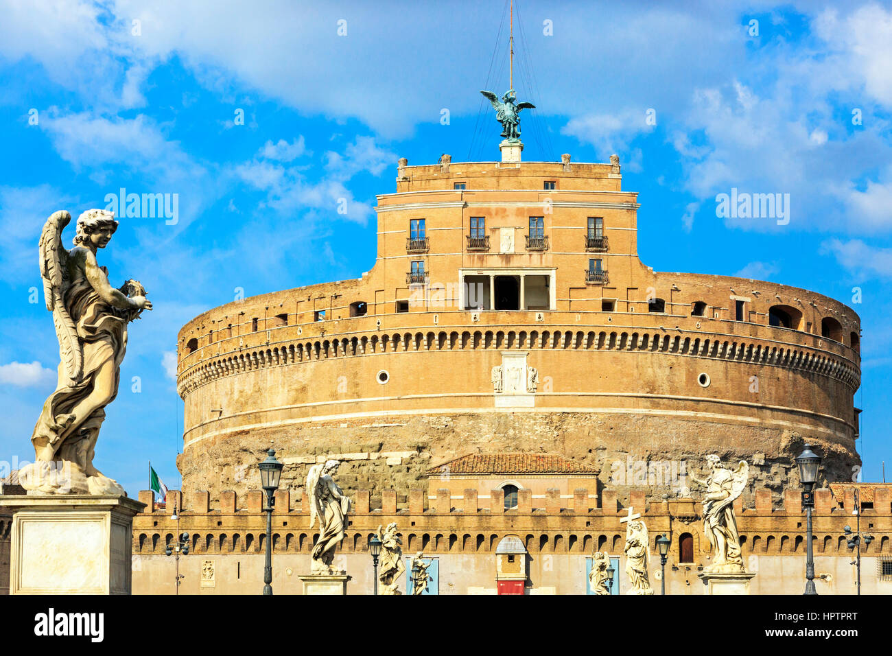 Ángeles en el Ponte Sant'Angelo enmarcando el Castillo Sant'Angelo, en el parco del distrito de Adriano, Roma, Italia Foto de stock