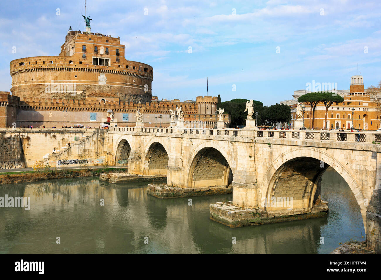 Castel Sant'Angelo, con el puente Pont de Sant'Angelo del río Tíber en el Parco del distrito de Adriano, Roma, Italia Foto de stock