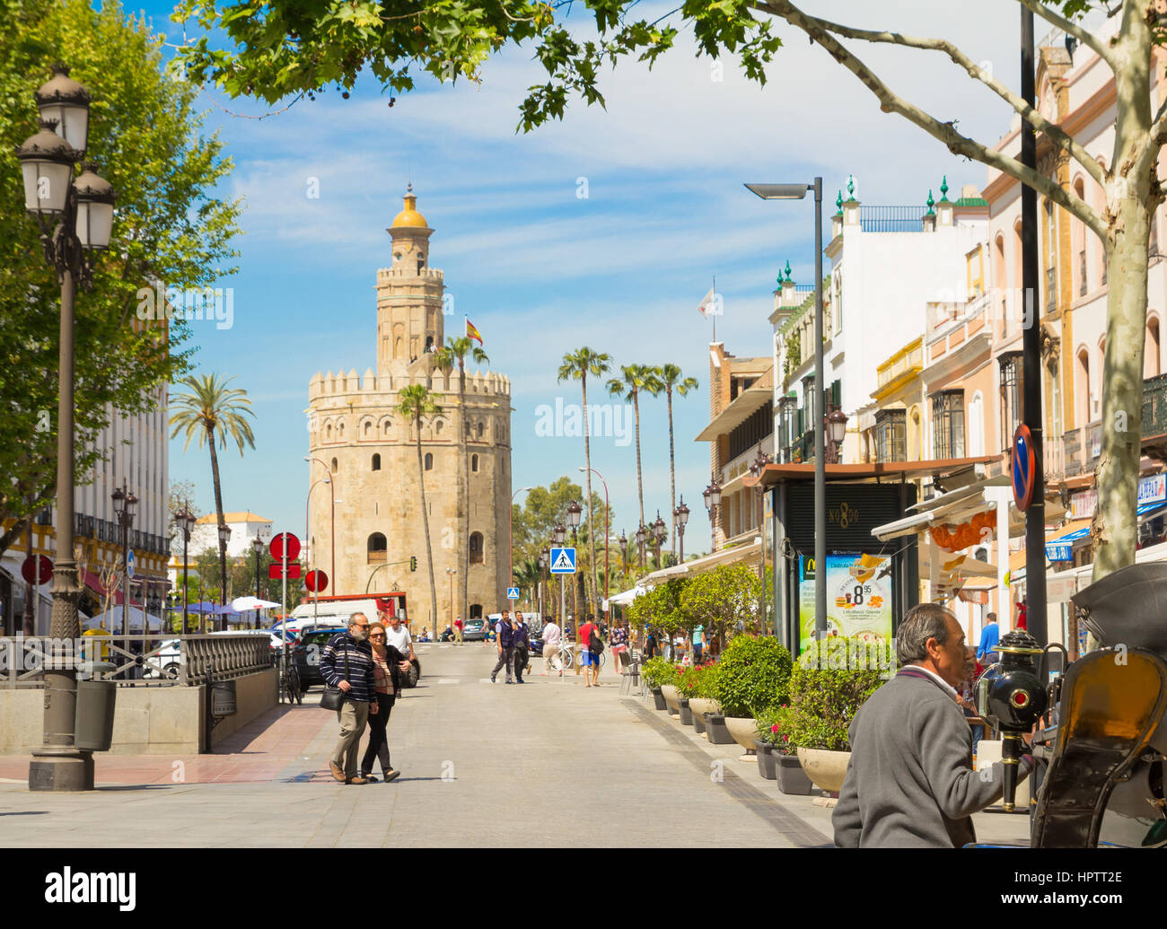 SEVILLA, España - 20 de abril: calle de Sevilla con la torre del oro, el 20  de abril de 2015 Fotografía de stock - Alamy