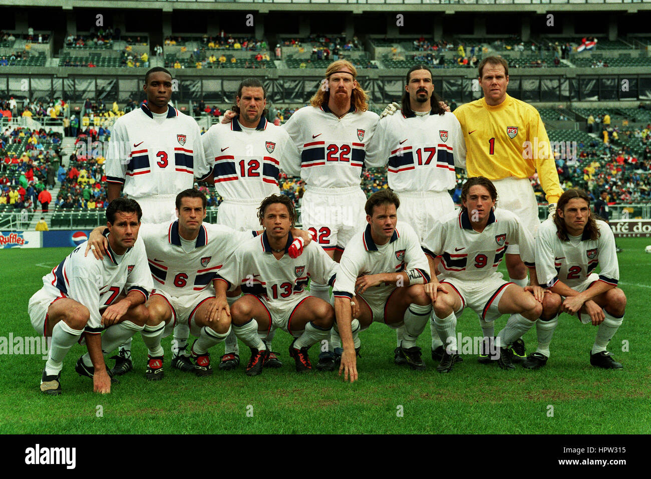 Difuminar Sin sentido cuestionario El equipo de fútbol de Estados Unidos usa equipo de fútbol el 19 de febrero  de 1998 Fotografía de stock - Alamy
