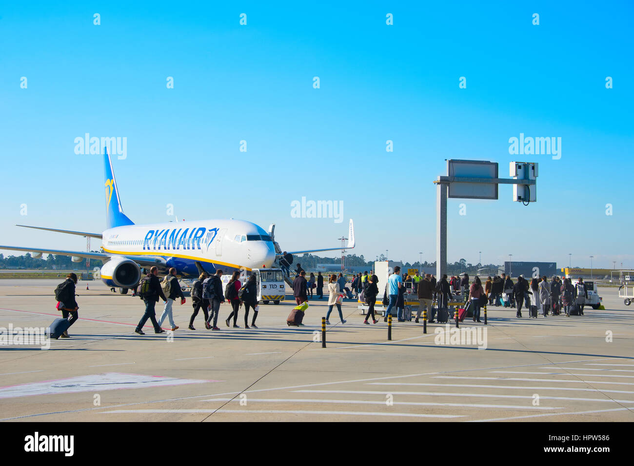 PORTO, PORTUGAL - DEC 25, 2016: Los pasajeros de embarque aiplane Ryanair en el Aeropuerto de Francisco Sa Carneiro. El es actualmente el segundo aeropuerto más transitado de t Foto de stock