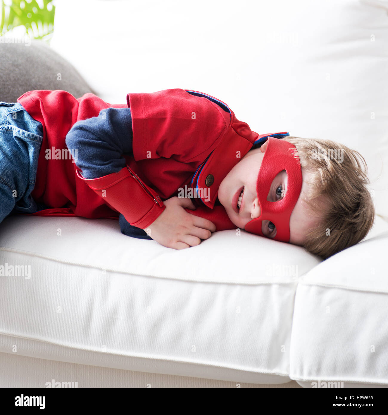 Little boy lying on sofa fotografías e imágenes de alta resolución - Página  5 - Alamy