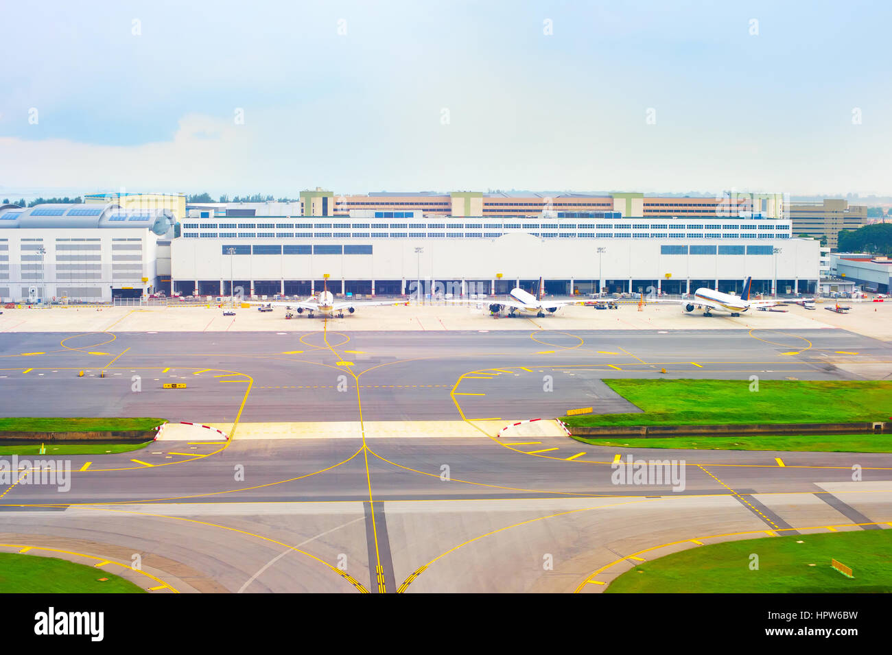 Los aviones en el aeropuerto en el día. Vista aérea Foto de stock