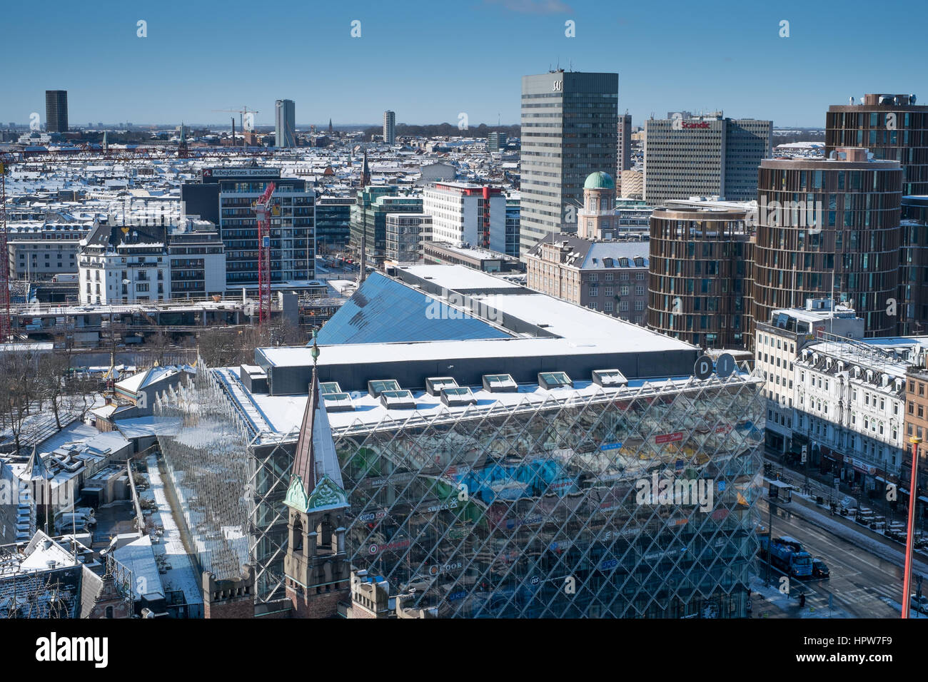Paisaje de invierno de Copenhague después de nieve tomada desde la torre del ayuntamiento de la ciudad ve al oeste sobre DI edificio y Radisson Blu Royal Hotel hacia Vesterbro. Foto de stock