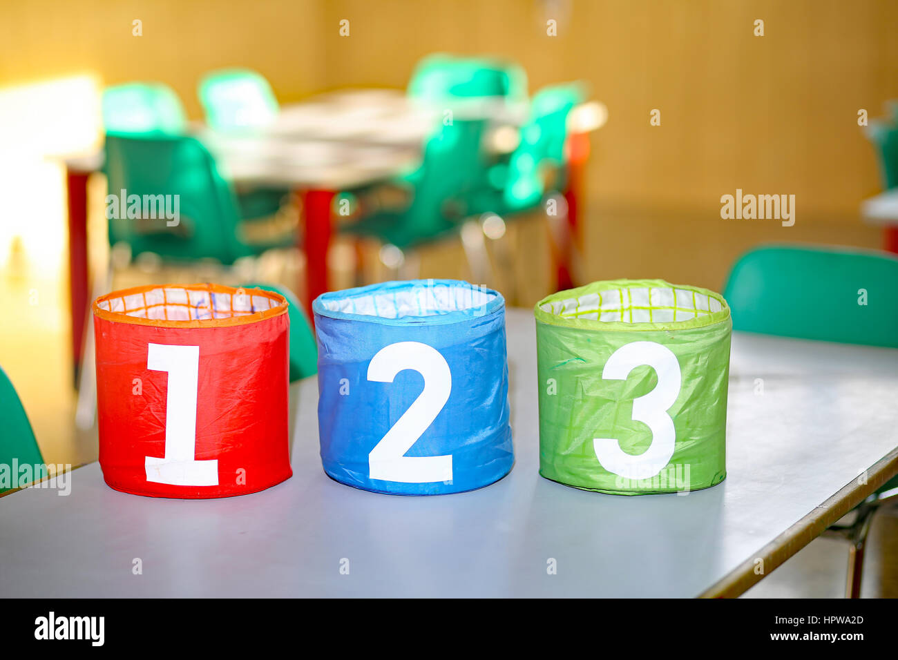 Colorido tarros con uno, dos y tres números en un aula de una escuela Foto de stock