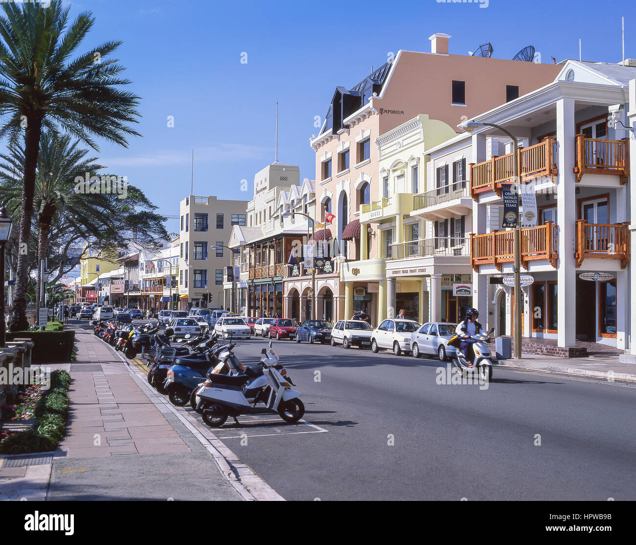 Edificios coloniales de colores pastel, Front Street, Hamilton, Pembroke, Bermuda Parroquial Foto de stock
