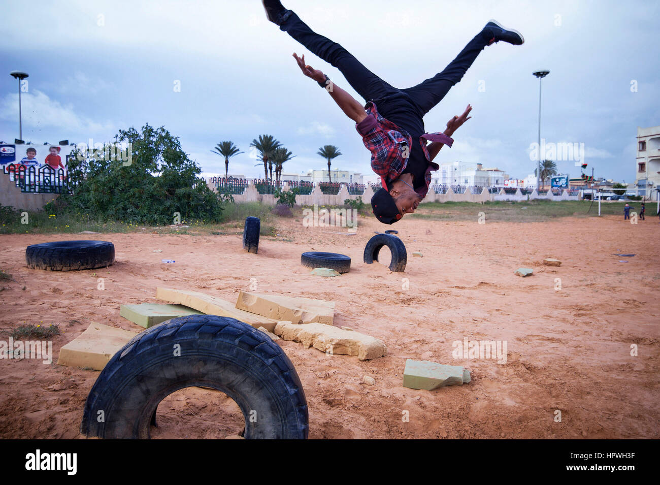 Libia, Tripli: chicos jóvenes practicando parkour se mueve. Foto de stock