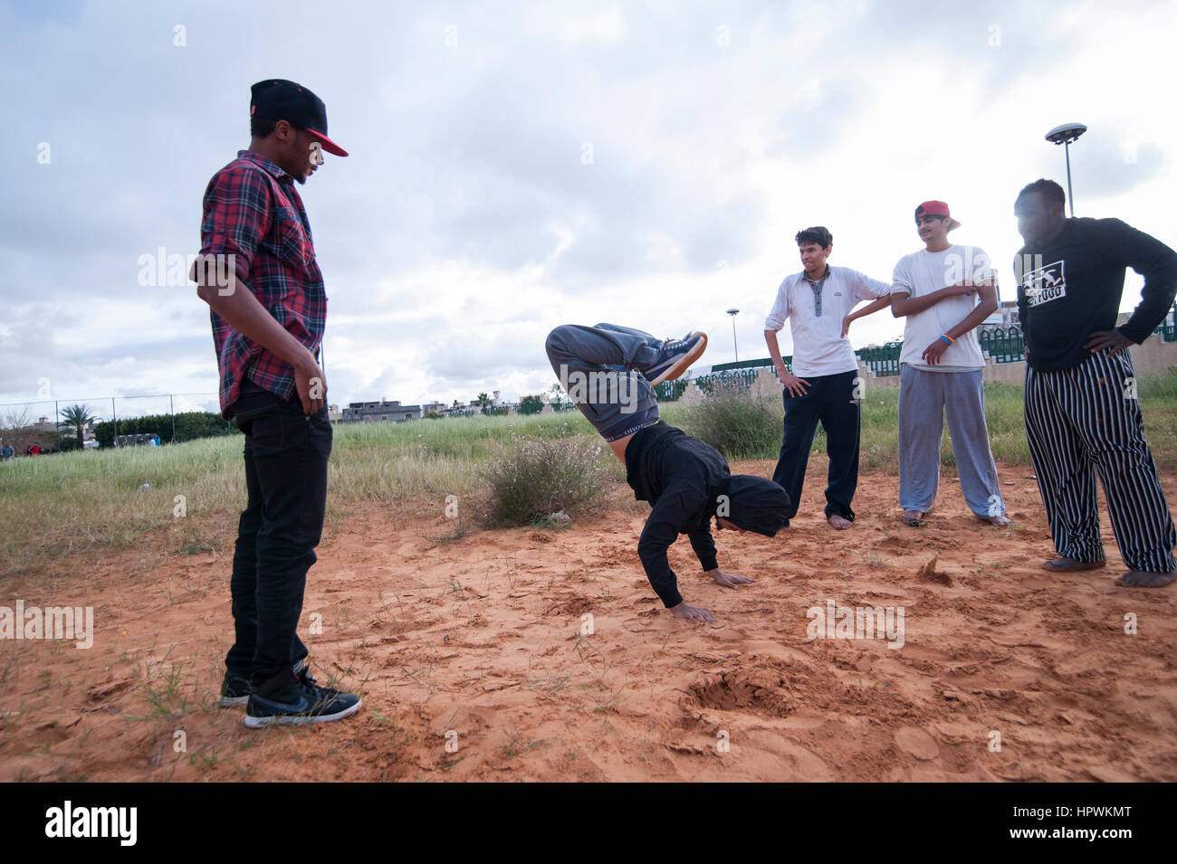 Libia, Tripli: chicos jóvenes practicando parkour se mueve. Foto de stock