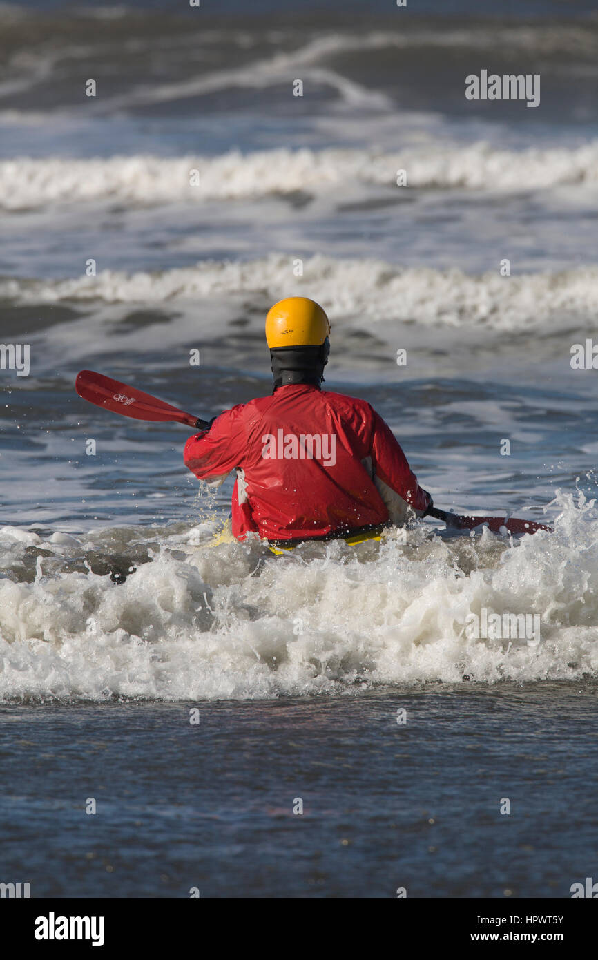 Una de surf kayakista palas en las olas del Océano Pacífico, Ocean Shores, WA. Foto de stock