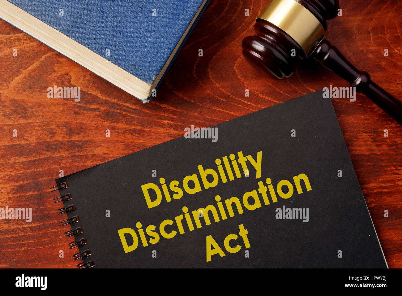 Libro con el título La Ley contra la discriminación por discapacidad (DDA). Foto de stock