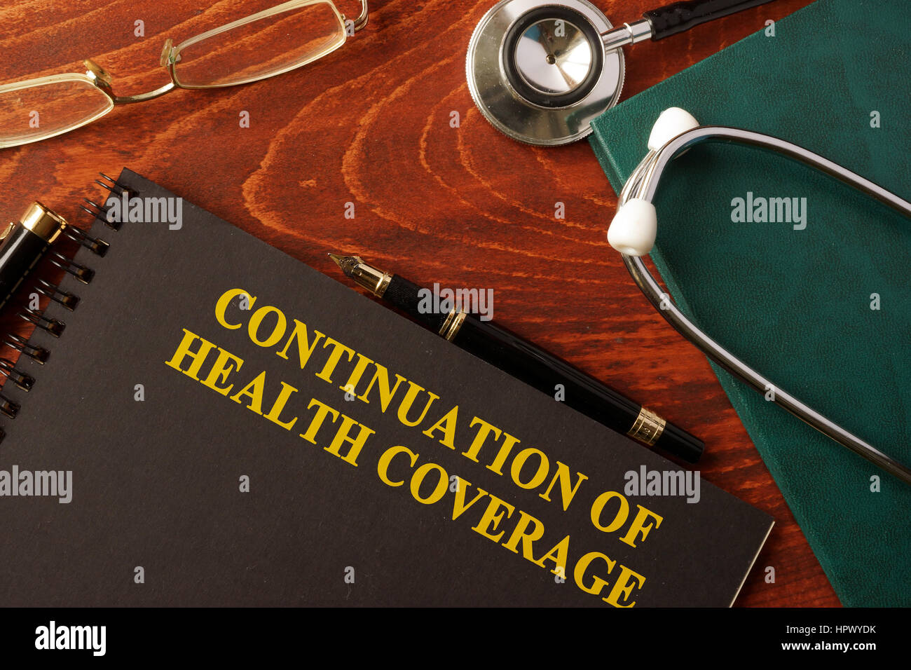 Libro con el título la continuación de cobertura de salud. Foto de stock