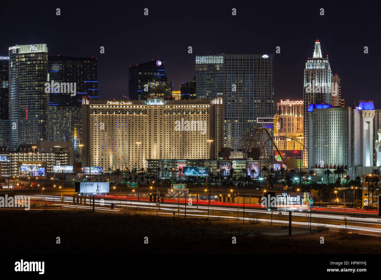 La opinión editorial de Las Vegas casino resorts y tráfico nocturno conduciendo a Las Vegas strip. Foto de stock
