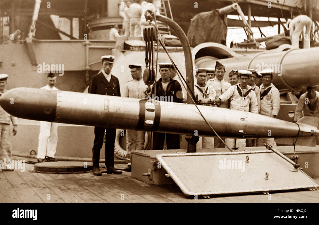 Los marineros de la Marina Real con un torpedo - probablemente WW1 Foto de stock