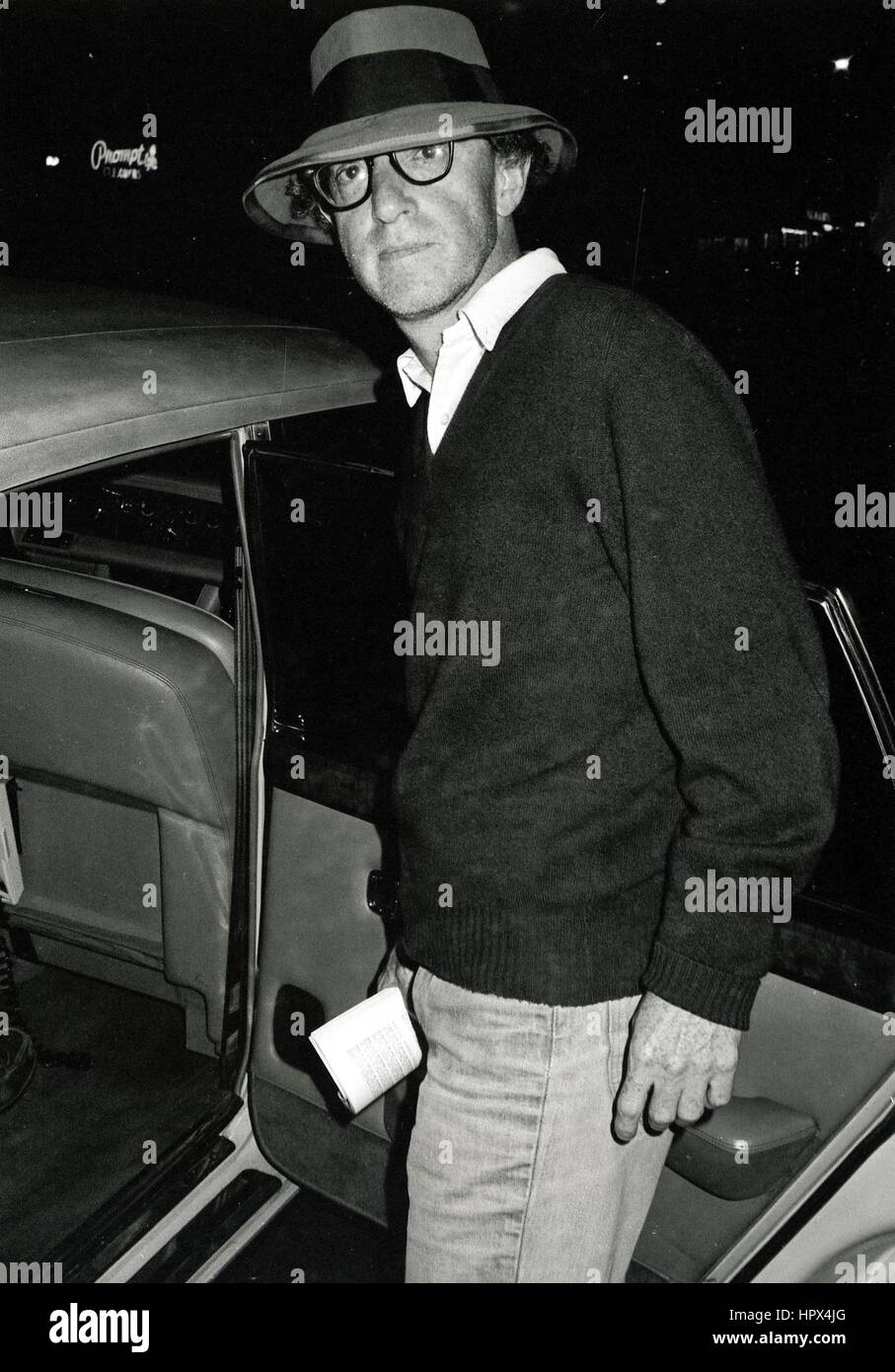 USA Woody Allen (principios de 1980), dejando el restaurante ELAINES NRE YORK CREDIT TODOS LOS USOS Foto de stock