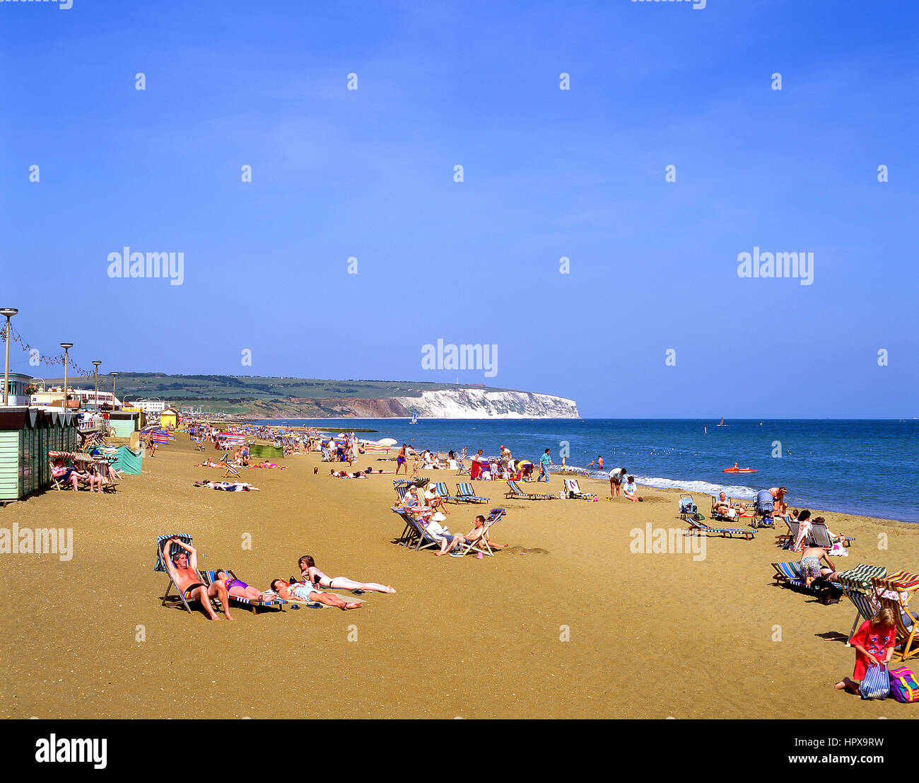 Vista a la playa, Sandown, en la Isla de Wight, Inglaterra, Reino Unido Foto de stock