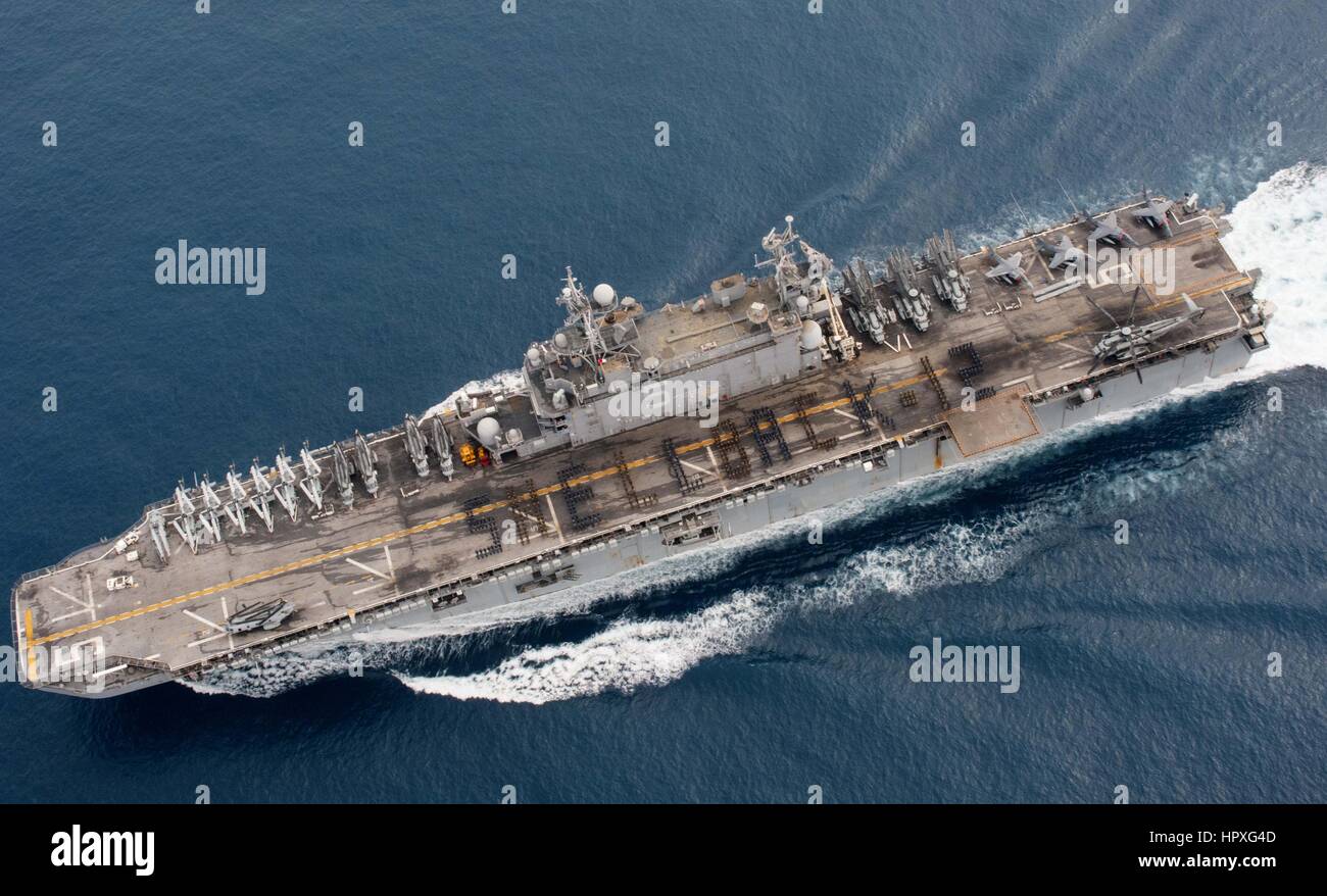 Los marineros y los infantes de marina a bordo del buque de asalto anfibio USS Peleliu (LHA 5) soporte en formación, deletrear SHELLBACK-12 en honor de aquellos que cruzaron el ecuador por primera vez, Océano Pacífico, 2012. Imagen cortesía de Michael Duran/US Navy. Foto de stock