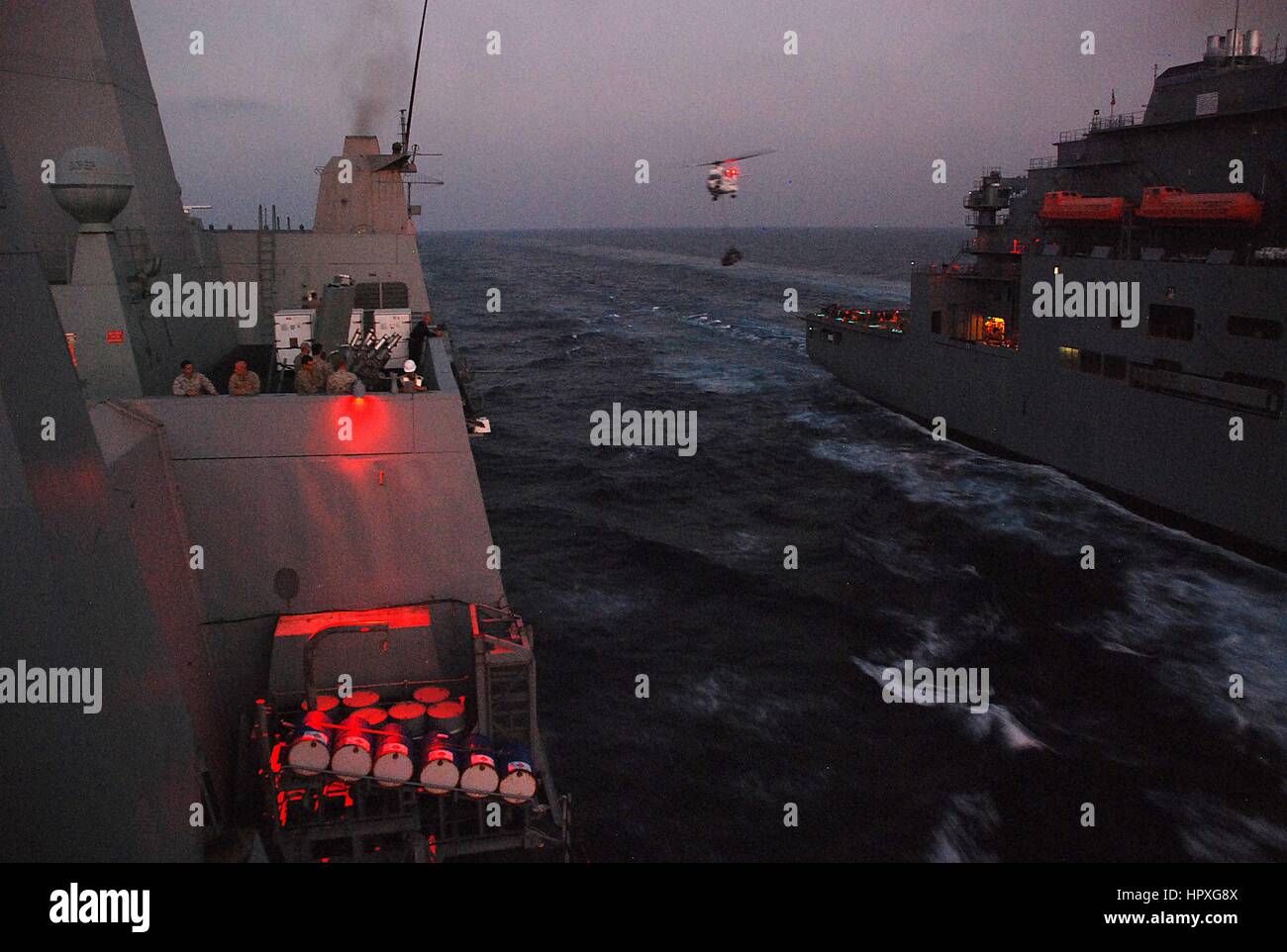 Dock buque anfibio de transporte USS Green Bay (LPD 20) y el comando de Transporte Marítimo Militar de clase de Lewis y de Clark y municiones de carga seca buque USNS Washington Chambers (T-AKE 11) durante una reposición en alta mar, 2012. Foto de stock