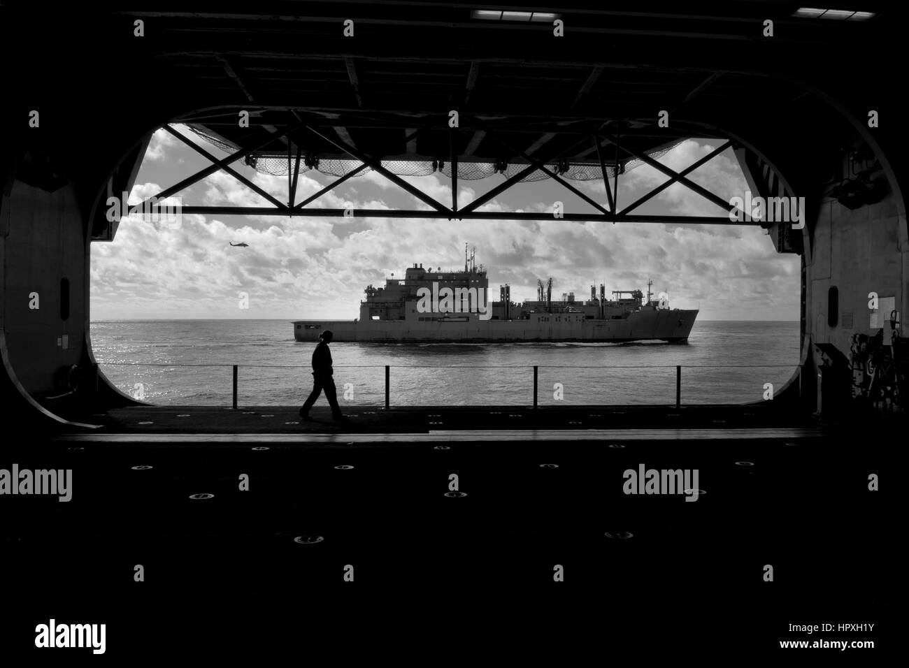 Vista del transporte marítimo de carga seca de comandos militares y municiones buque USNS Robert E. Peary (T-AKE 5) desde el hangar bay del buque multipropósito de asalto anfibio USS Iwo Jima (LHD 7), 2012. Imagen cortesía de Scott Youngblood/US Navy. Foto de stock
