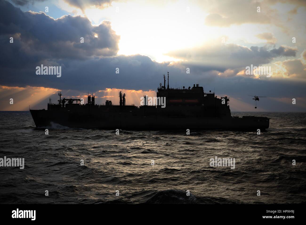El transporte marítimo de carga seca de comandos militares y municiones buque USNS Robert E. Peary realiza una reposición en el mar con el buque de asalto anfibio USS Kearsarge, 18 de enero de 2013. Imagen cortesía de Hunter S. Harwell/US Navy. Foto de stock
