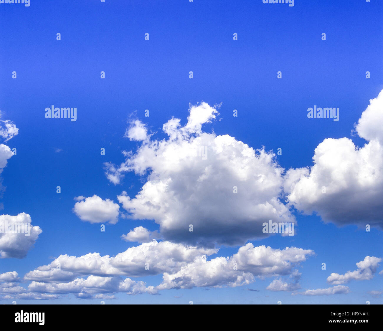 Blanco, las nubes cúmulos y cielo azul, Berkshire, Inglaterra, Reino Unido Foto de stock