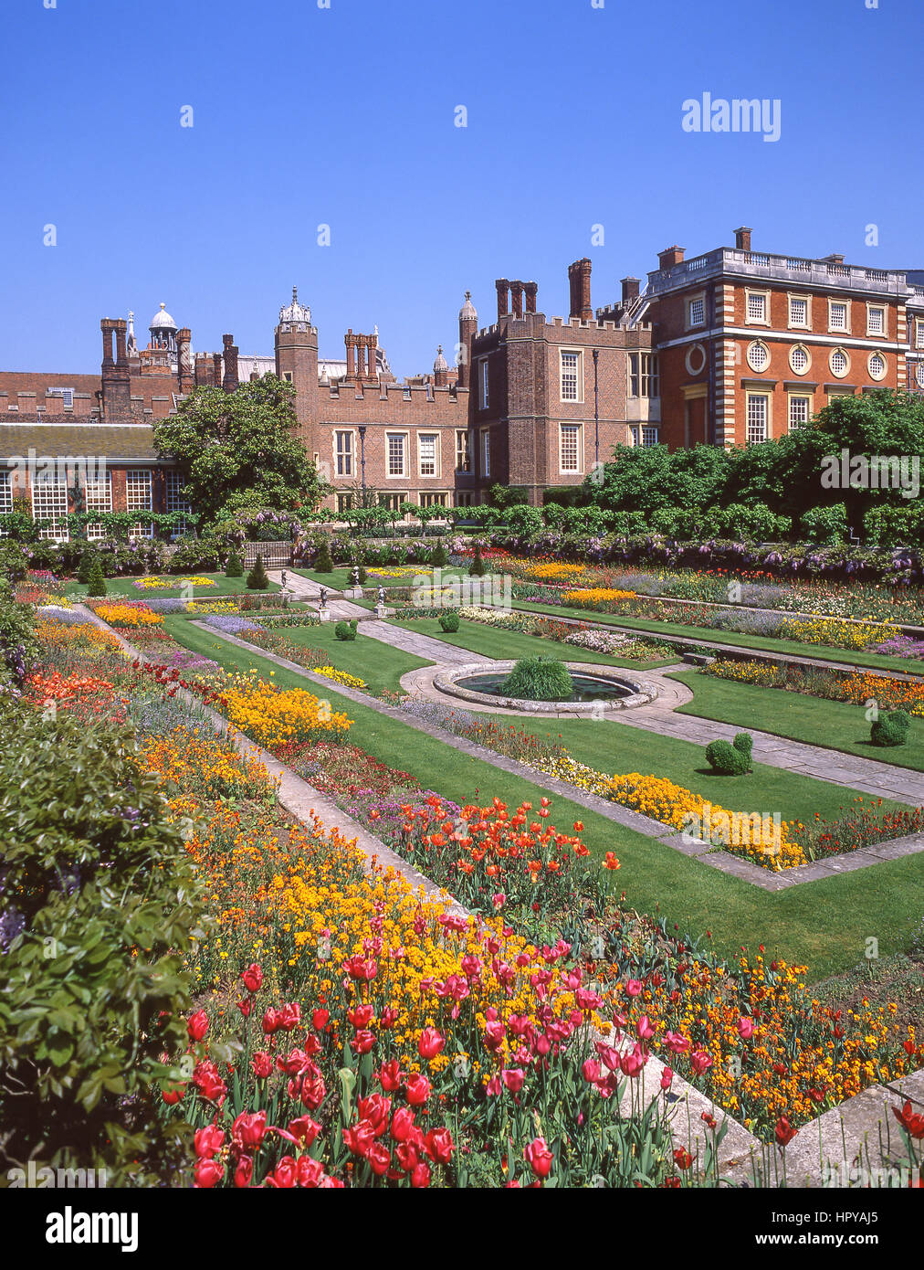 En primavera, los jardines del palacio Hampton Court Palace, Hampton, Borough of Richmond upon Thames, Greater London, England, Reino Unido Foto de stock