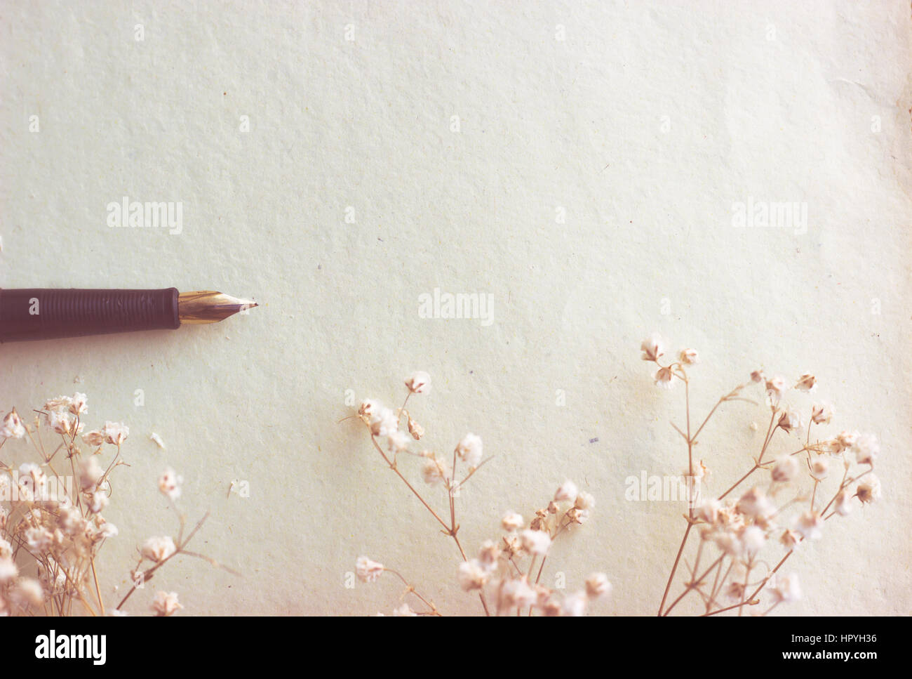Edad en blanco de papel y bolígrafo con copia espacio; efecto vintage Foto de stock