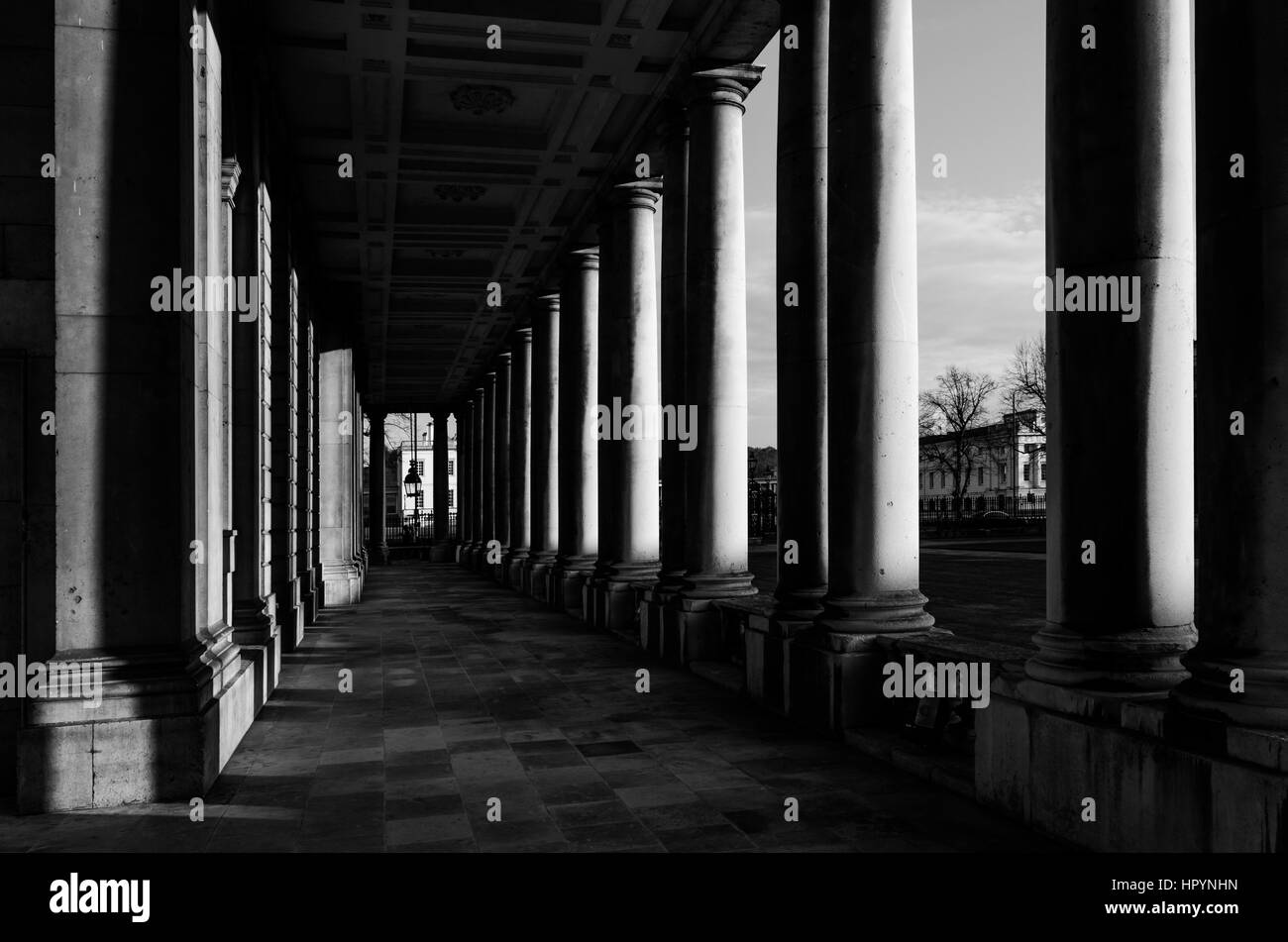 La columnata en el Old Royal Naval College de Greenwich, Londres. Foto de stock