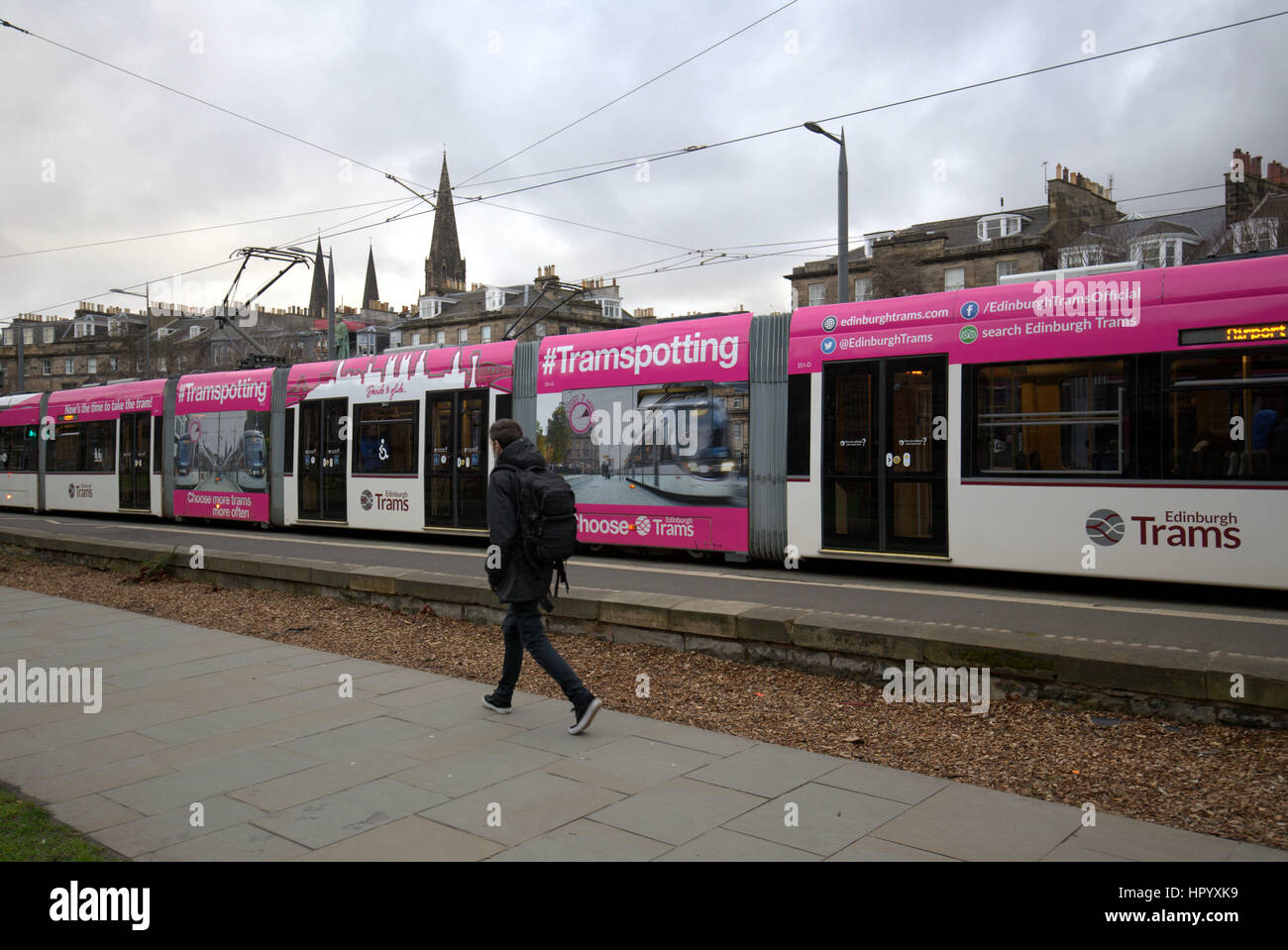 Tranvía Tranvía de Edimburgo manchado trainspotting anuncio peatonal caminando Foto de stock