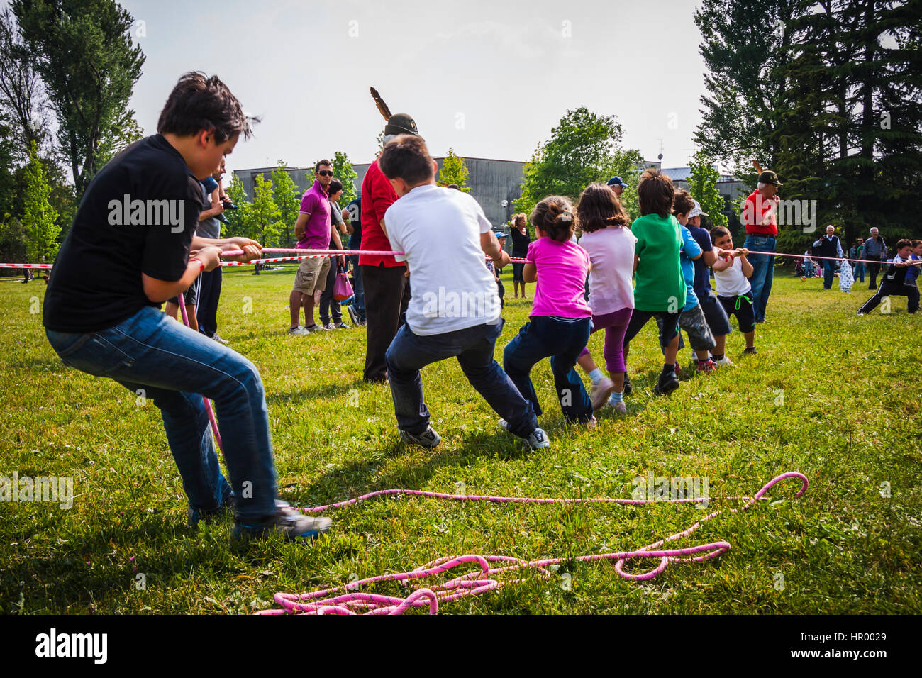Los niños jugando "tirar de la cuerda' Fotografía de stock - Alamy
