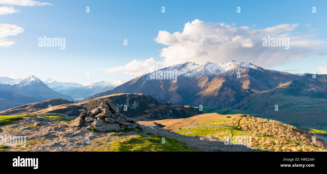 Vista de las montañas, picos con nieve, pico rocoso, Glendhu Bay, la Región de Otago, al sur de los Alpes, Southland, Nueva Zelanda Foto de stock