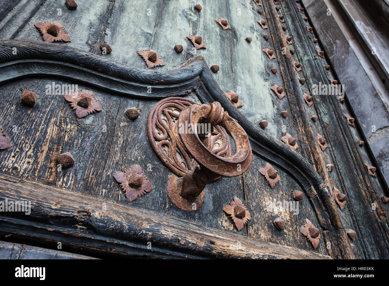 Antiguo martinete de metal reforzado en hierro forjado, puertas de madera antiguas a la catedral de Girona, España Foto de stock