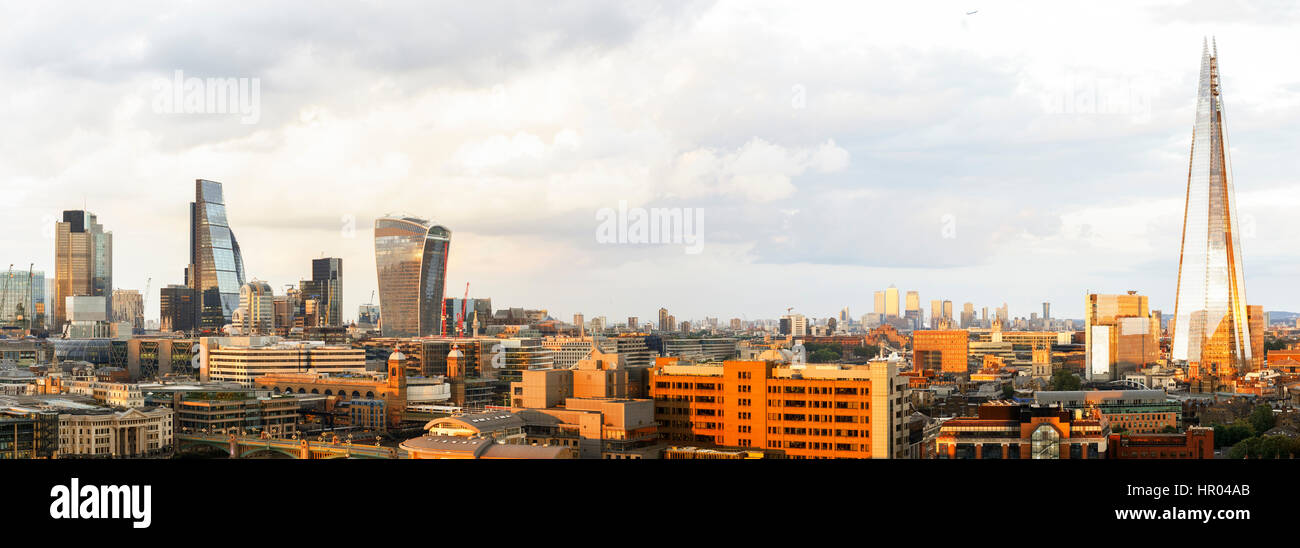 Panorama de la ciudad con vista de la Shard y el distrito financiero al atardecer, Londres, Reino Unido. Foto de stock