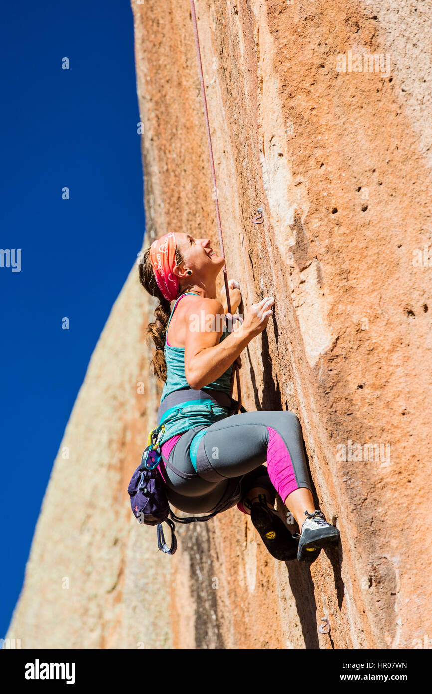 Mujer joven escalada en roca; Penitente Canyon, Colorado; EE.UU. Foto de stock