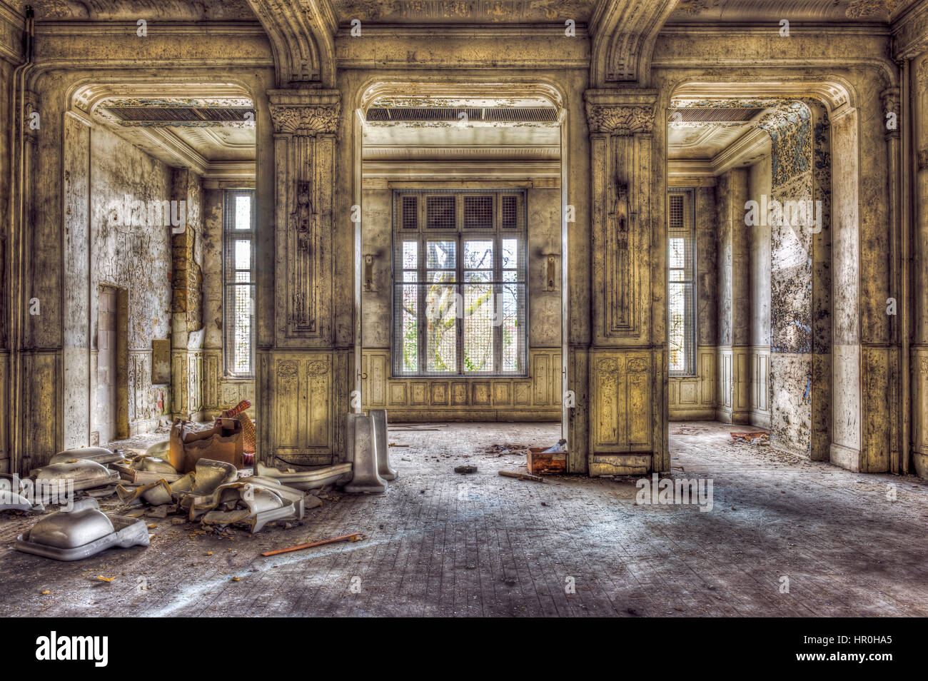 La majestuosa sala vacía en un palacio abandonado Foto de stock