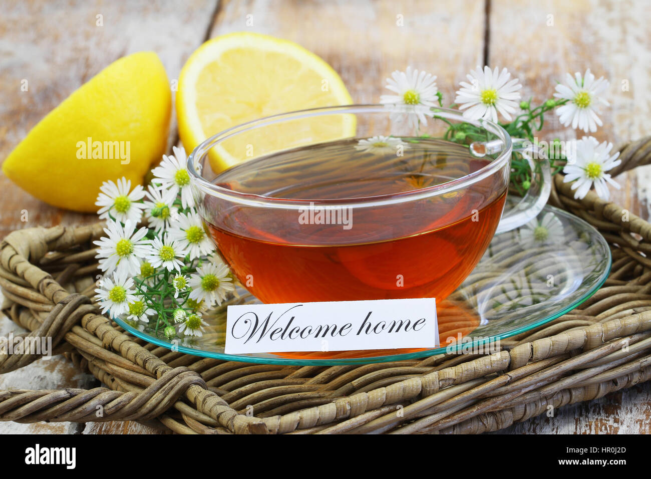 Taza de té de manzanilla natural y flores en la mesa blanca cerca de la  pared azul Fotografía de stock - Alamy