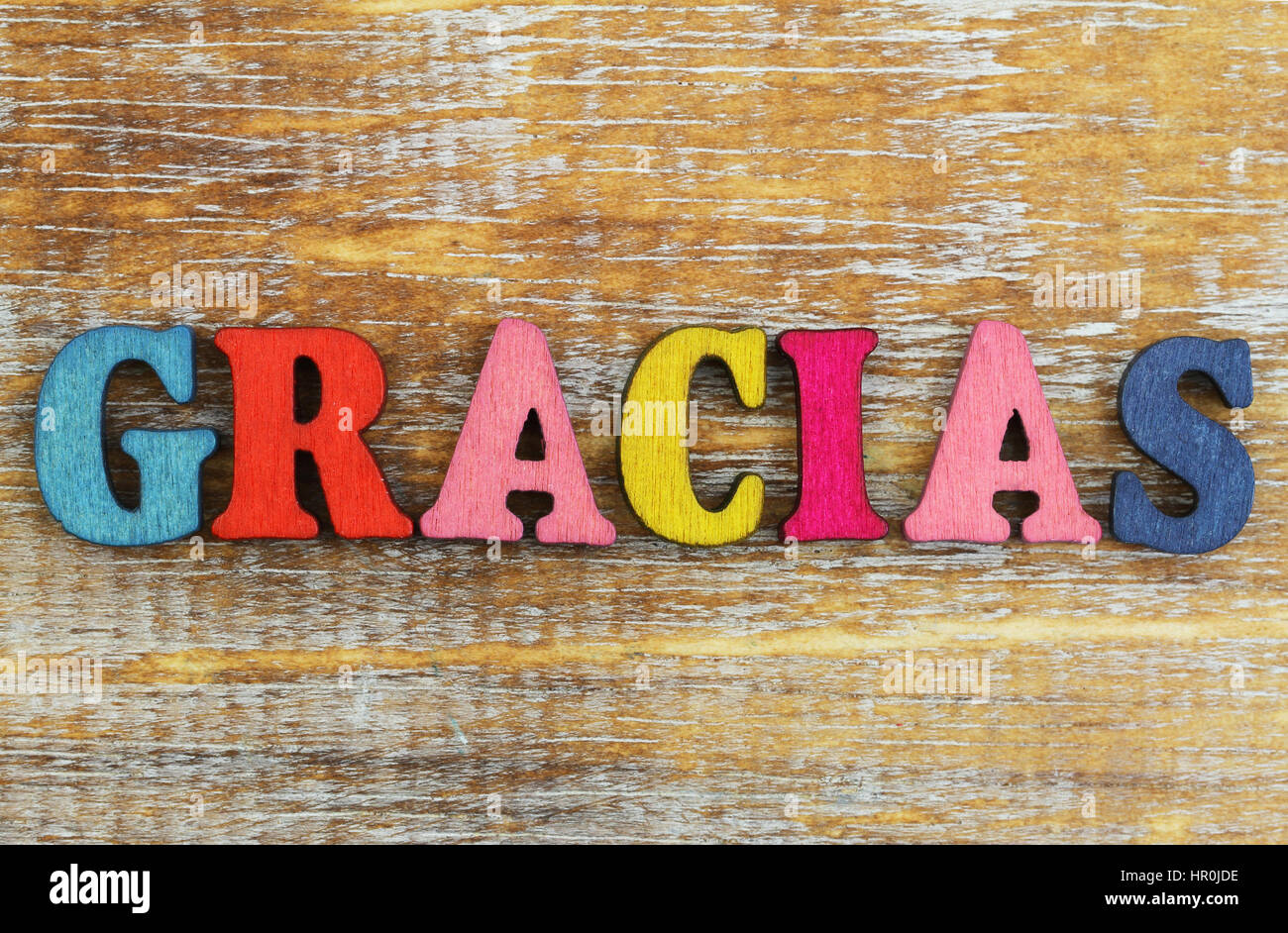 Gracias (gracias en inglés) escrito con letras de colores sobre la